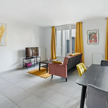 Apartment Le Petit Patio - Renove, Paisible Et Proche Centre *